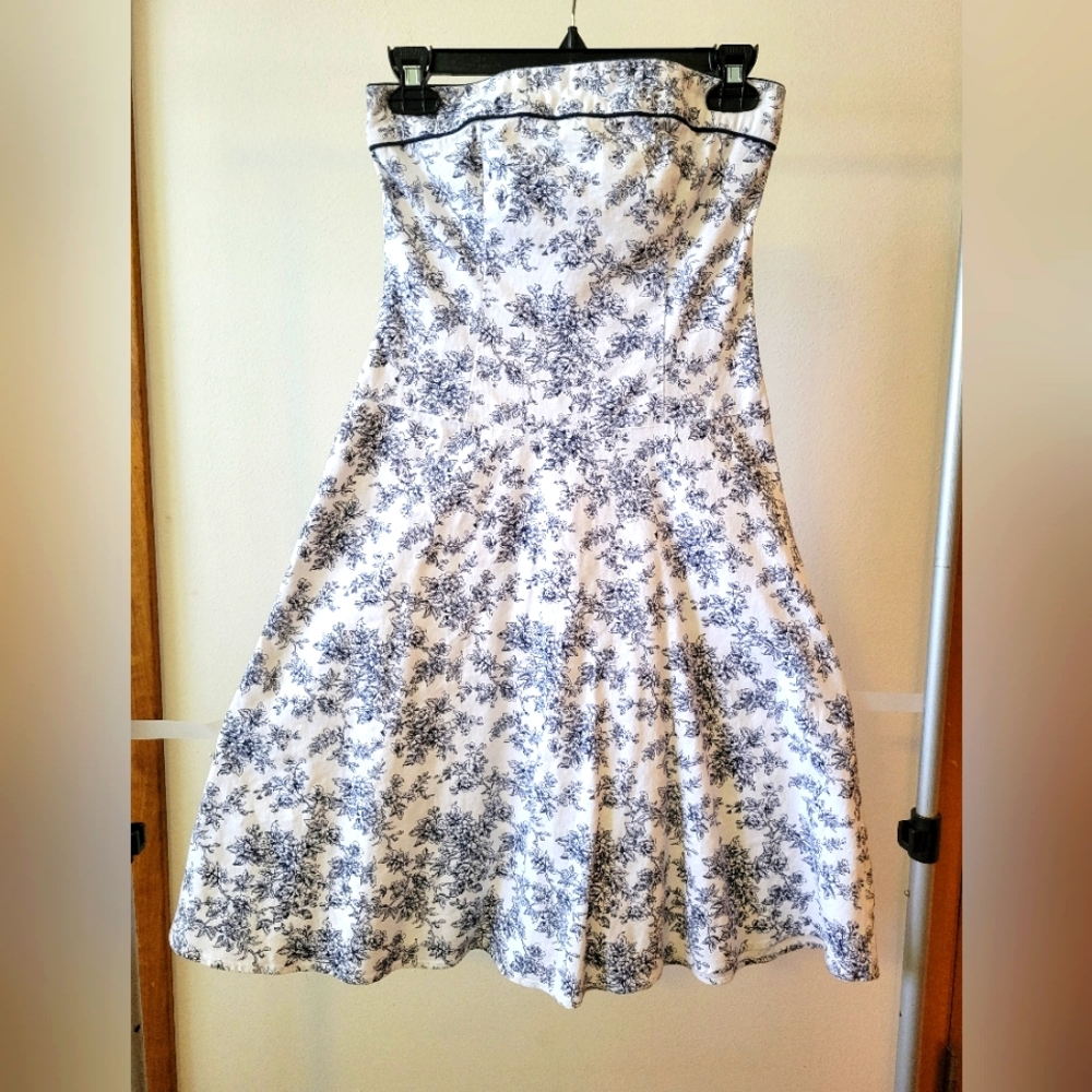 Just Choon strapless cocktail dress, white with navy blue detail juniors size 5